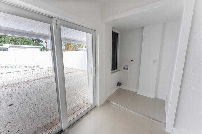 Building Photo - 230 E 56th St