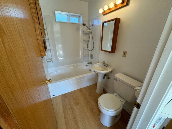 Building Photo - Adorable two bedroom cottage in Newport!