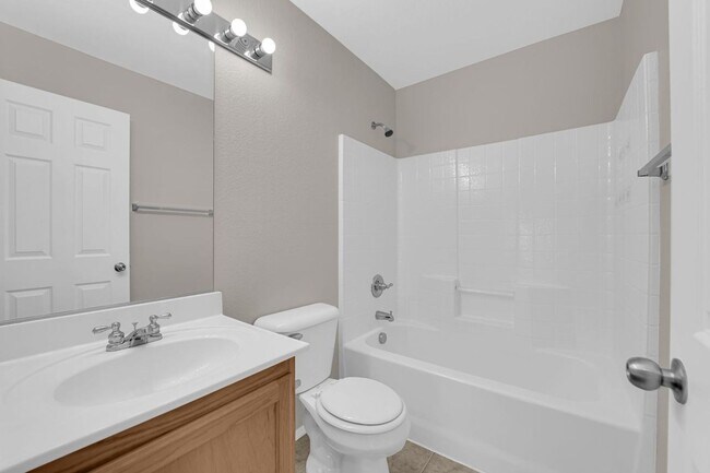 Building Photo - Large 3 bedroom, 2.5 bath house!