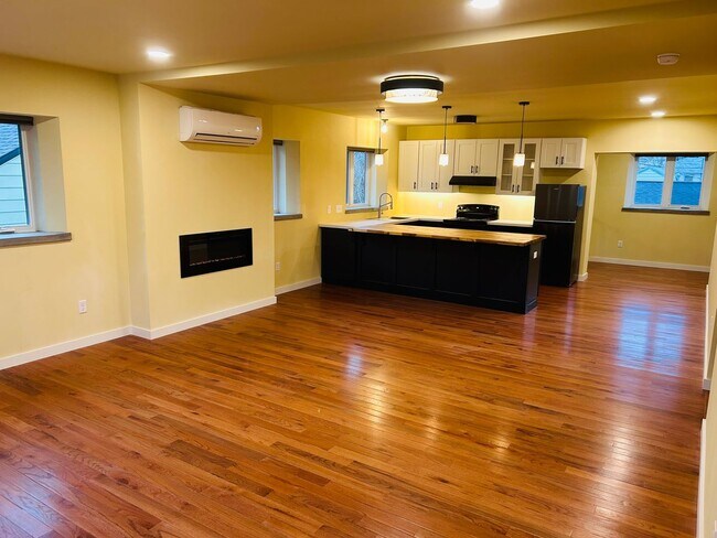 Building Photo - 605 Alderson Ave