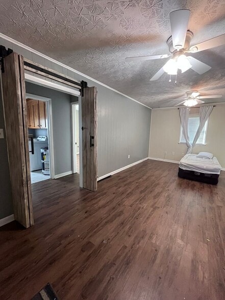 Building Photo - 122 N Plains Dr