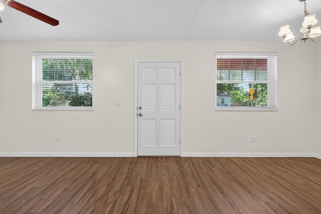 Building Photo - Adorable Single Family Home