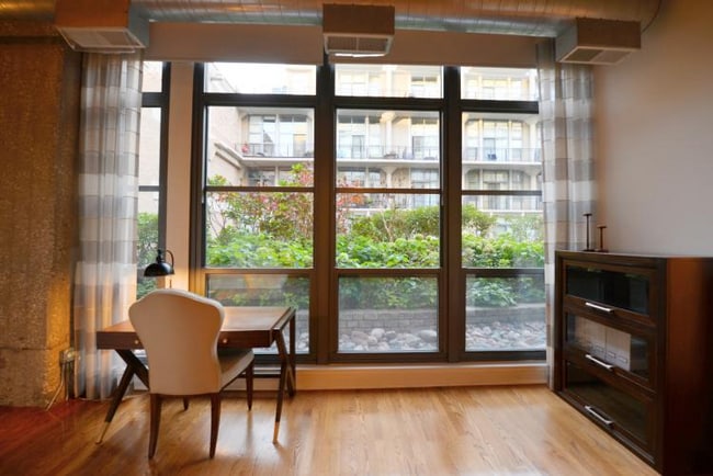 Building Photo - 900 N Kingsbury St