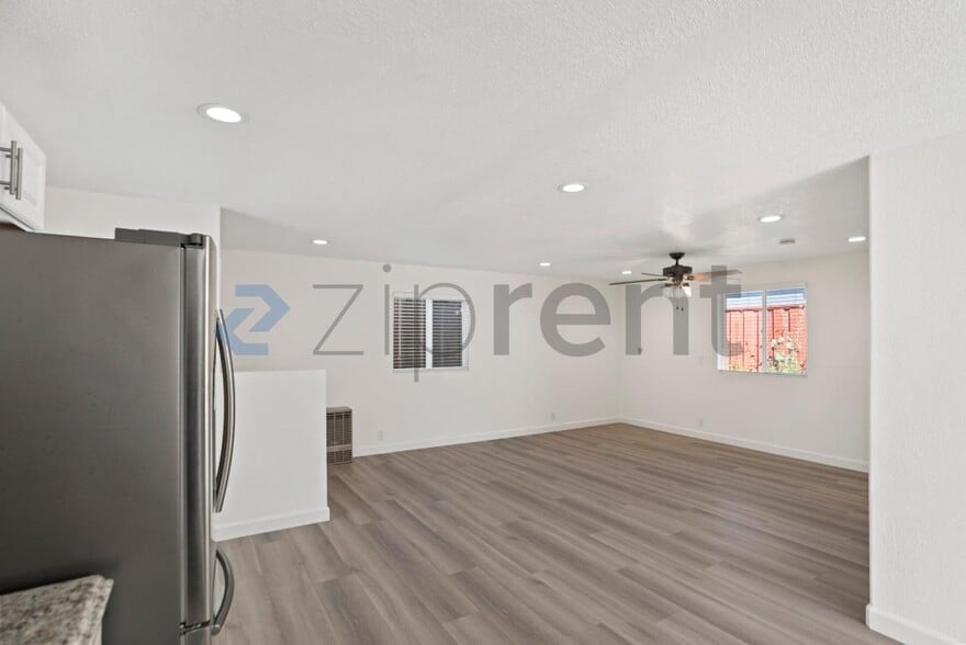 Building Photo - Unit