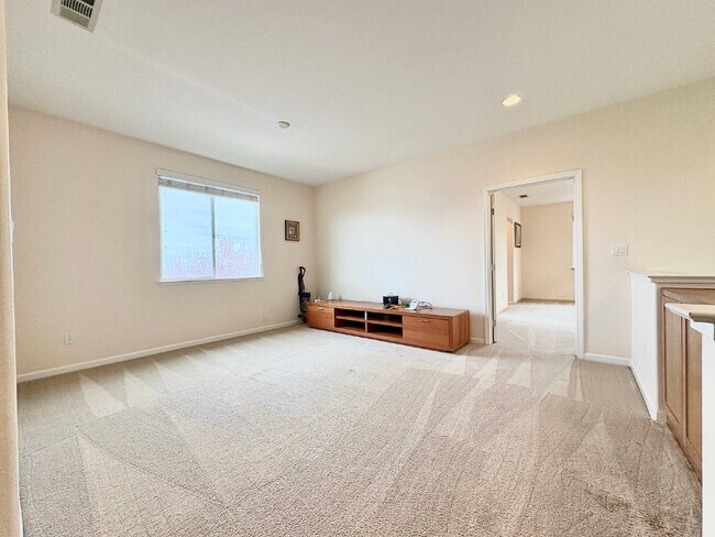 Building Photo - 50% off your first month’s rent move-in special! Spacious 4BR / 2.5BA Home in Pittsburg