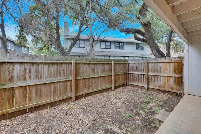 Building Photo - Downstairs Four-Plex Unit with Fenced Back...