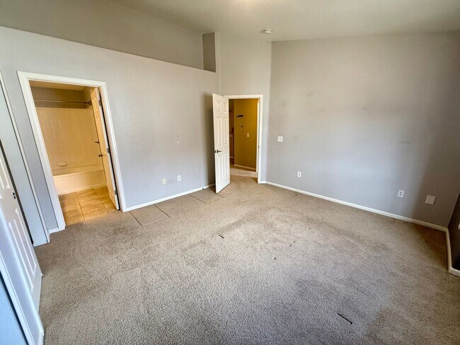 Building Photo - Spacious, Updated 2BR / 2 BA Condo in Gated Community!