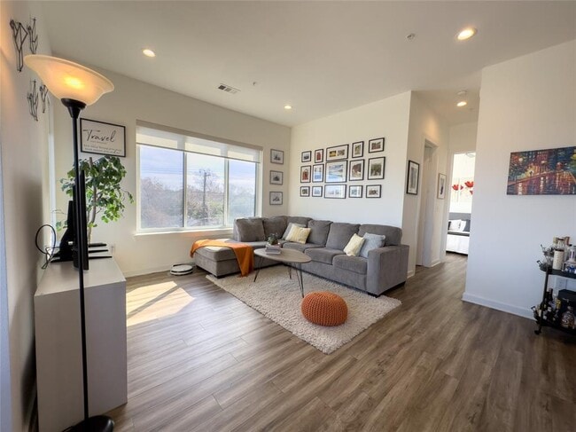 Building Photo - 2804 S 1st St