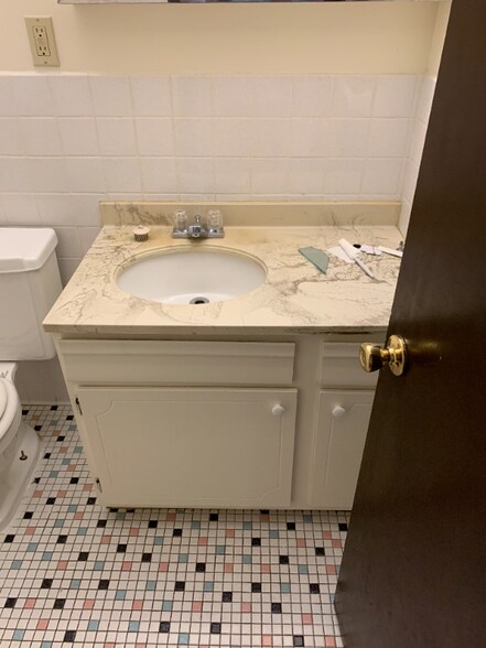 Building Photo - 995 St Albans St N