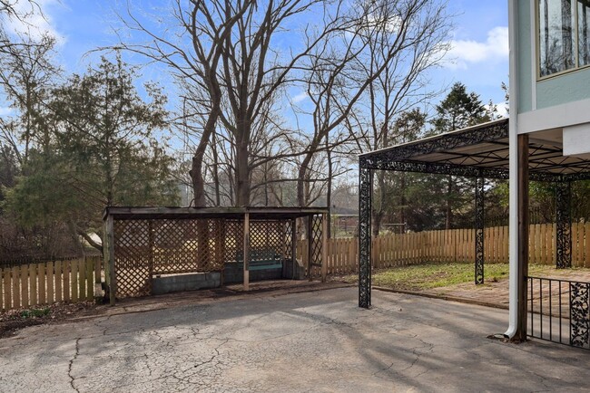 Building Photo - 3 bed 2.5 bath East Nashville Home on dead...