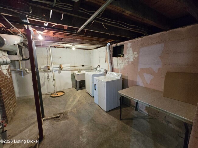 Building Photo - 3932 Kennison Ave