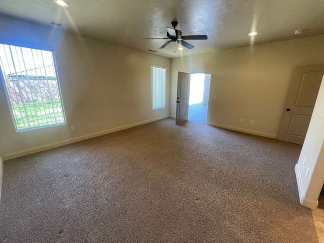 Building Photo - Great home and Pet Friendly!!  ADA tub/shower