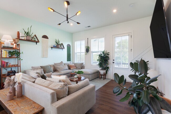 Building Photo - Stylish End-Unit Townhome Minutes From Gra...