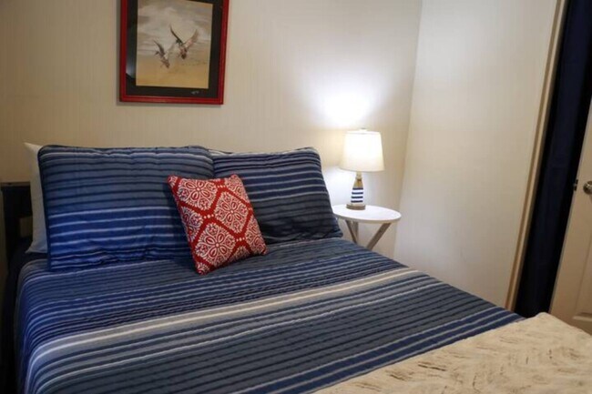 Bedroom #4 with full bed - 410 Jefferson St
