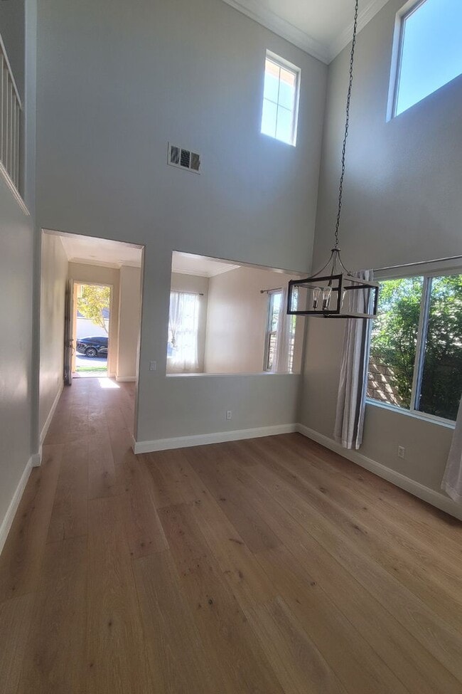 Building Photo - Wonderful 4+3 Bright-Sunny-Open in great Area!