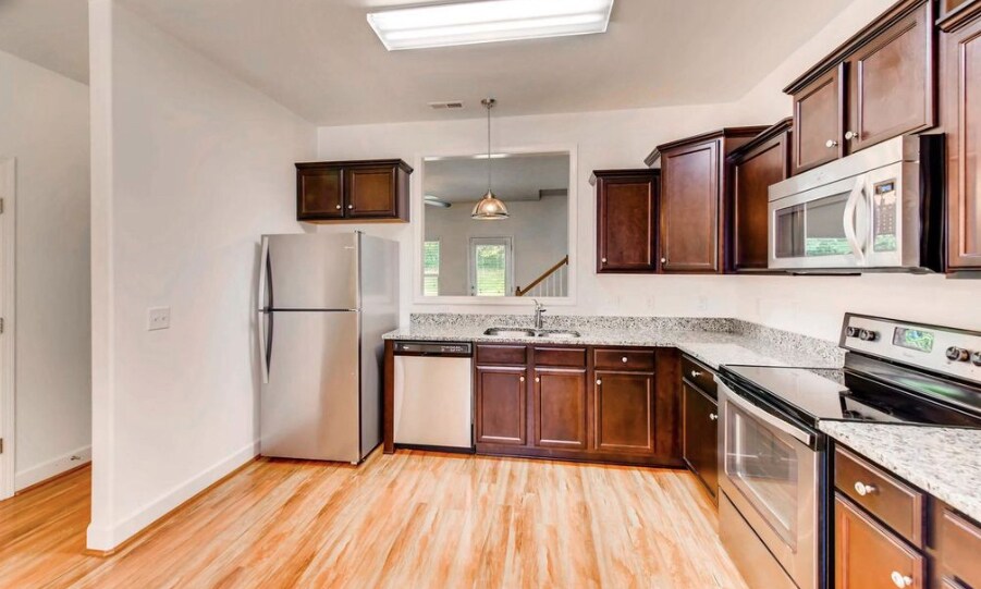 Building Photo - 2027 Pinecrest Dr