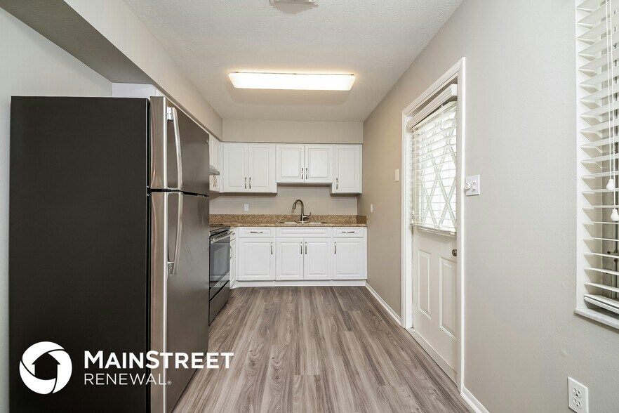 Building Photo - 744 Pineland Ave