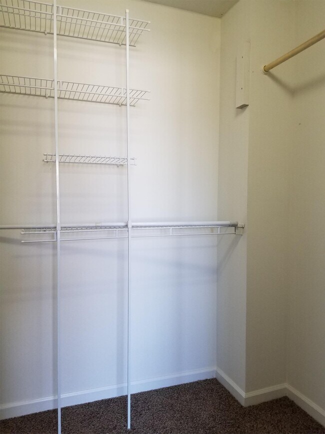 Building Photo - 420 Cherry Ln