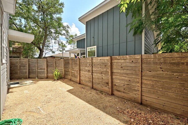Building Photo - 6213 Felix Ave