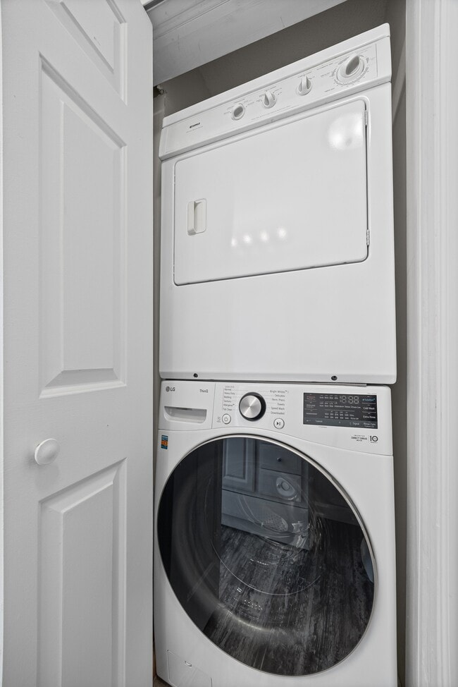 Building Photo - 372 Northwest Dr