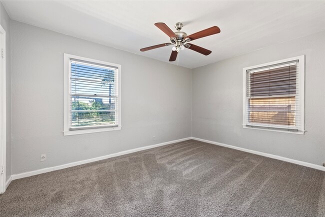 Building Photo - 322 24th Ave N