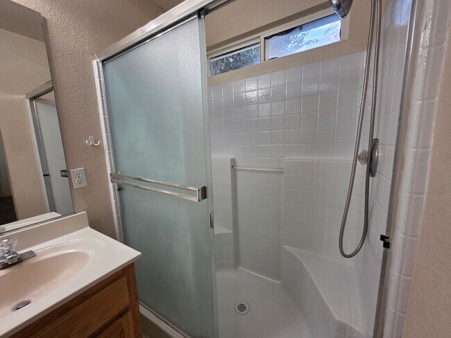 Building Photo - Single story home near CSU Stanislaus!