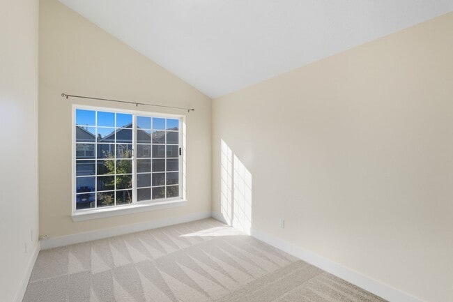 Building Photo - Freshly Updated- 3 Bedroom, 2.5 Bath Townh...