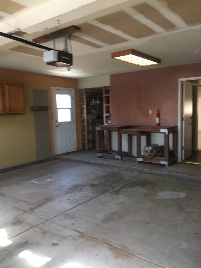 Building Photo - Beautiful Northwest Bakersfield Home with Solar - Ready for Immediate Move In!