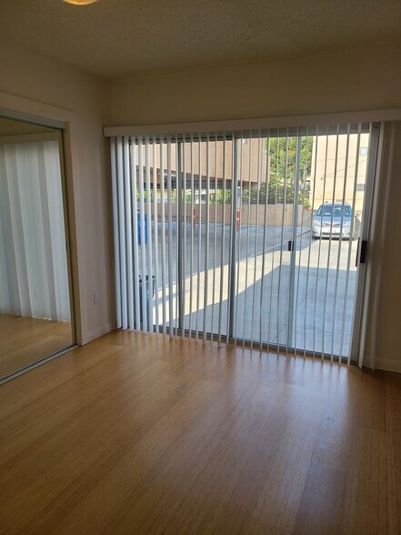 Building Photo - 522 N Hobart Blvd