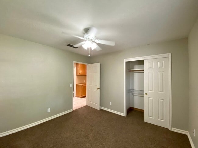 Building Photo - $2,295 Bullard & Fowler, 3 Bedroom - Amber...