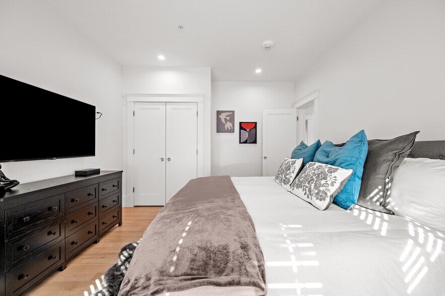 Building Photo - 30 E Main St