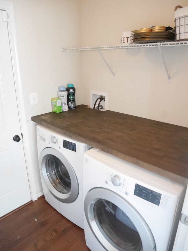 Building Photo - Stunning 5-Bedroom, 3.5-Bathroom Fully Furnished Home for Rent