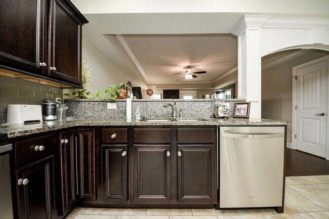 Building Photo - BEAUTIFUL TOWNHOME- SHOWING BY APPOINTMENT ONLY