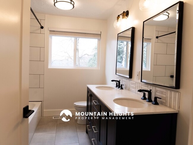 Building Photo - 8589 Kings Hill Dr