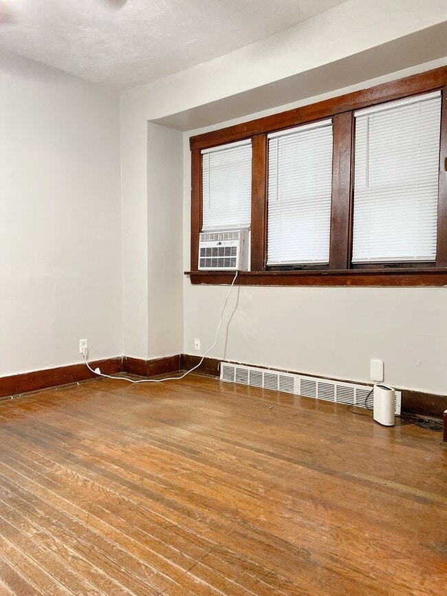 Building Photo - 3 bedroom 1 bath house!