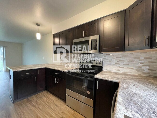 Building Photo - Updated & Inviting 2-Bedroom Townhome in Q...