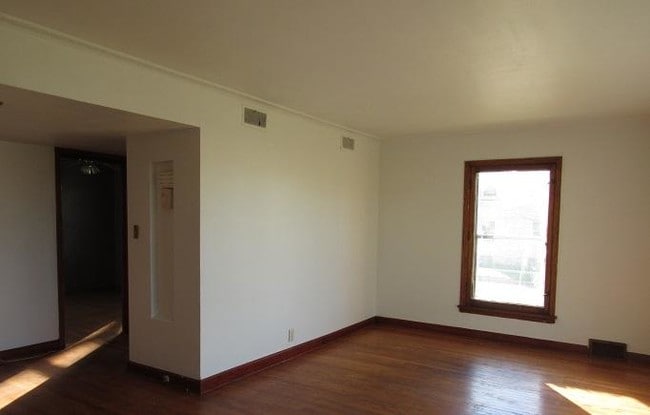Building Photo - 2931 W. Capitol Dr Apt #2