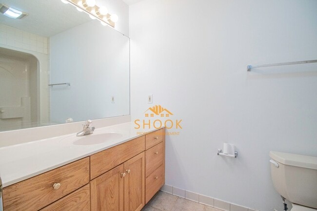 Building Photo - LARGE TOWNHOME - LOTS OF SPACE!