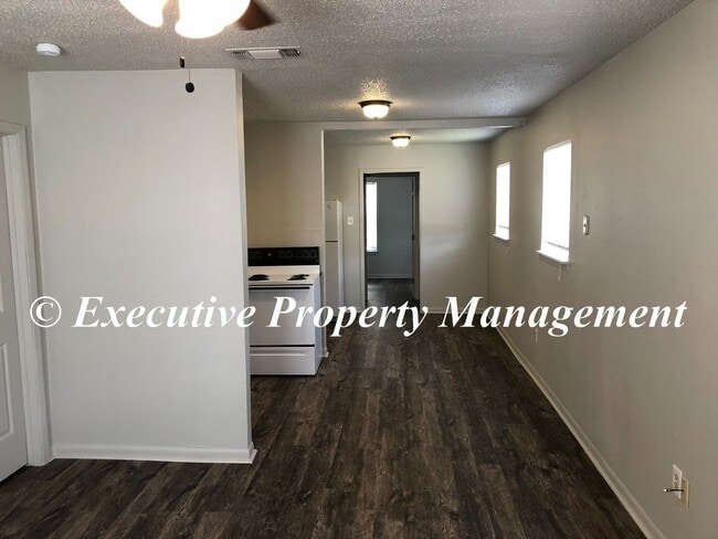 Building Photo - 908 J R Ct