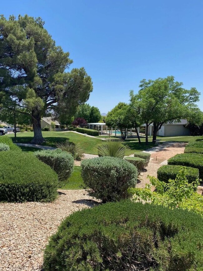 Building Photo - Charming 2 Bedroom Condo with Great Amenit...
