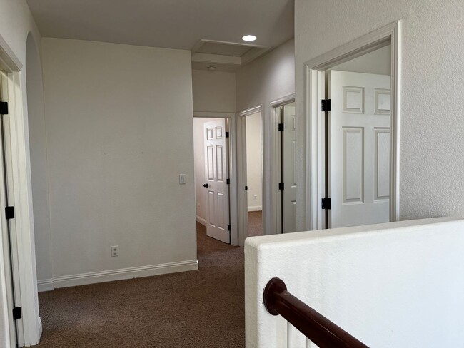 Building Photo - Executive 4 Bedroom, 2.5 Bathroom 2100 Sqf...