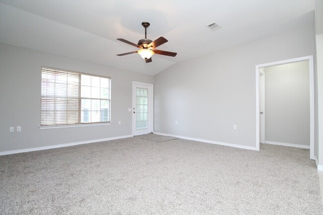 Building Photo - Northeast Pensacola 3/2 with Garage, Sunro...