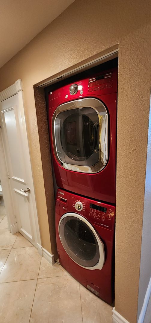 Building Photo - Fully furnished-full Sphere view