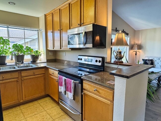 Building Photo - Beautiful and Bright 2-Bedroom Condo