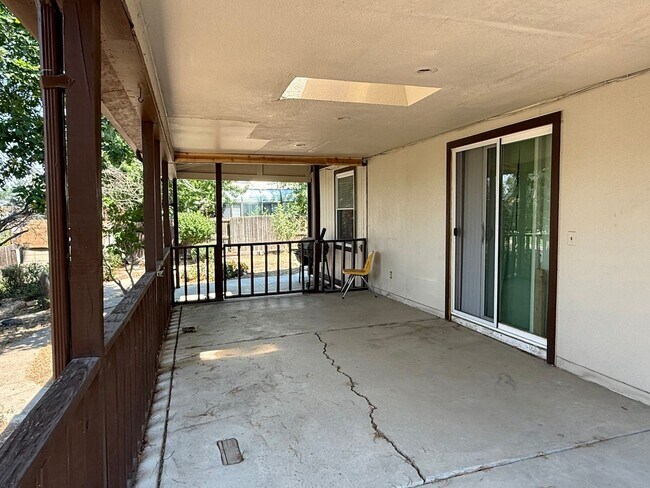 Building Photo - Spacious Home in the Heart of Aurora with ...