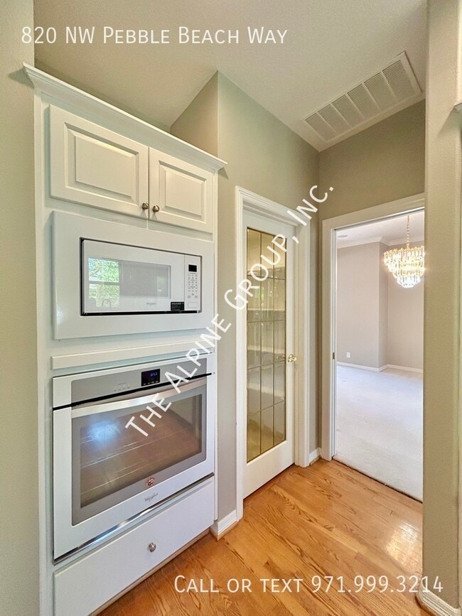 Building Photo - 820 NW Pebble Beach Way