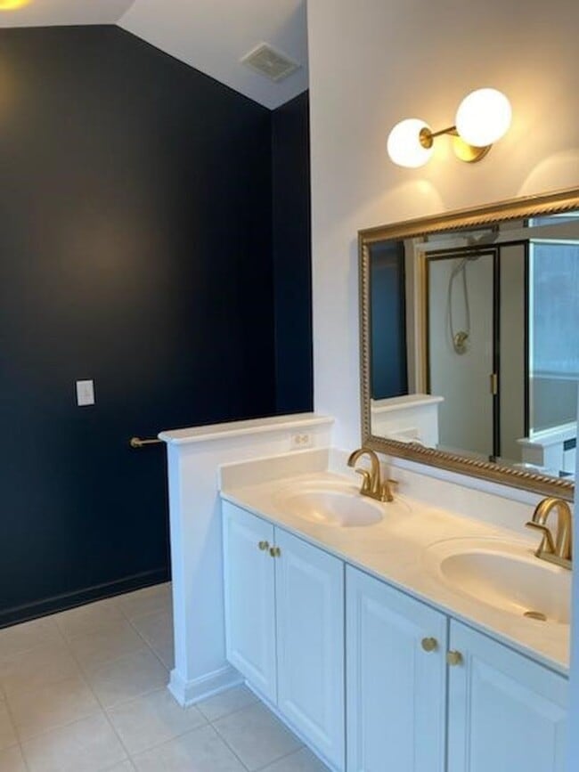 Building Photo - Renovated 5 Bedroom Home w/ 2 Car Garage and Fenced Backyard