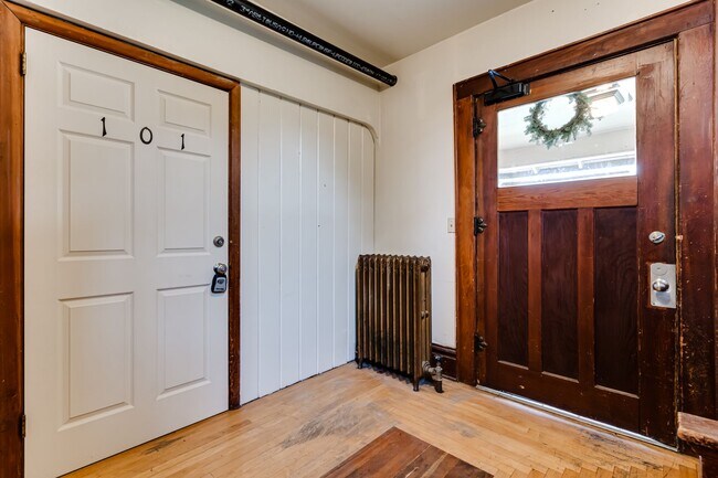 Building Photo - 4 Bedroom Ground Floor Apartment in Westside Neighborhood