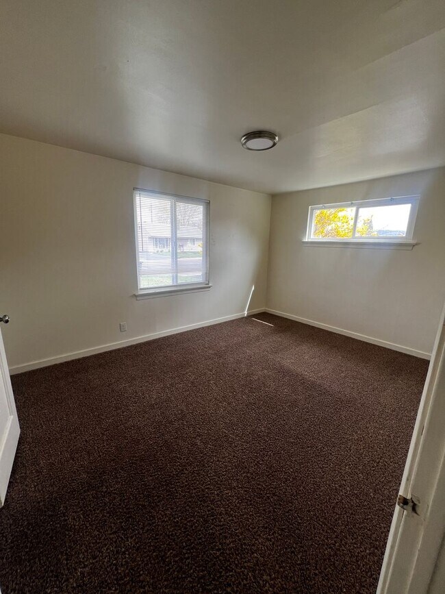 Building Photo - Adorable Three Bedroom One Bathroom Single Car Garage