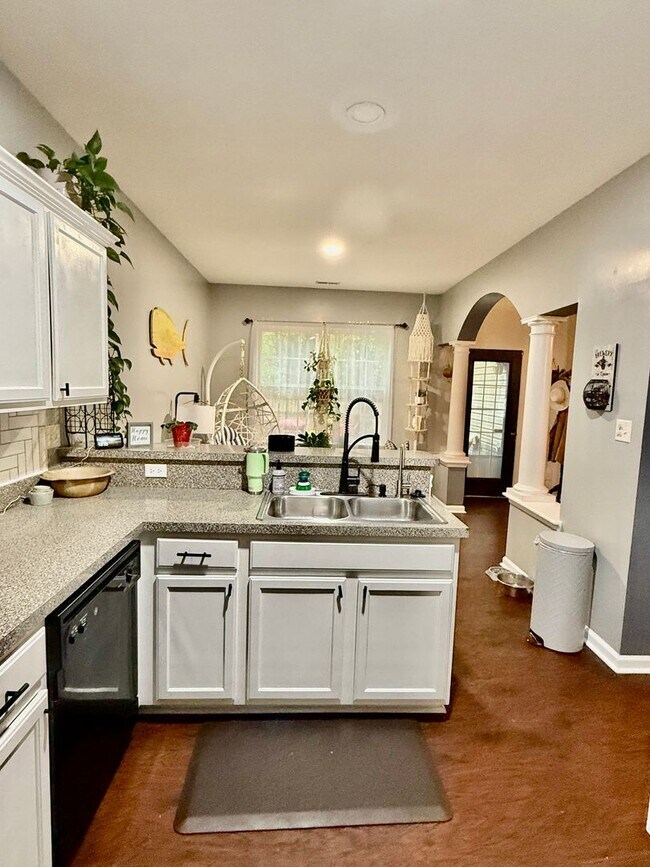 Building Photo - 3BD/2BA Updated Ranch on a Wooded Lot- Two...